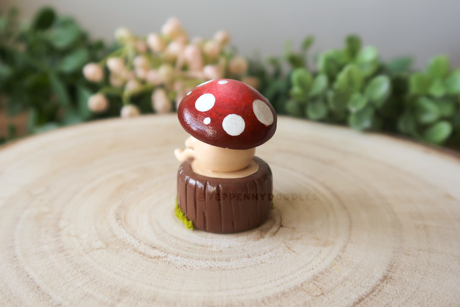 Reading Mushroom Log (Red) - Miniature Clay Desk Buddy